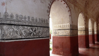 Hallway red white wall clock - a hallway free wallpaper