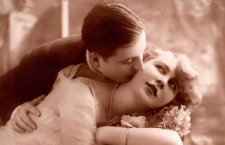 Man woman kissing chair together - evert collier free wallpaper