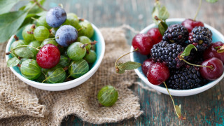 Fruit bowl stilllife closeup berries - fruit free wallpaper for desktop