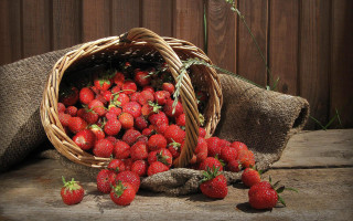 Strawberry basket wooden table berries - delaunay free wallpaper