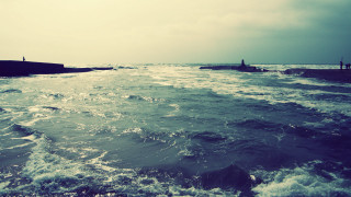 Bascove beach ocean waves people - the rock free wallpaper