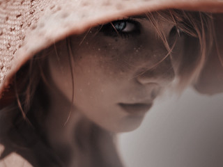 Woman hat serious eyes freckles 2 - freckle free wallpaper