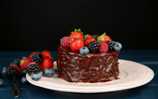 Chocolate berry cake frosting plate - a chocolate cake free wallpaper