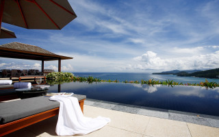 Ocean mountains pool draped whitecloth - a large pool free wallpaper