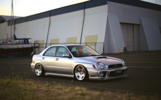 Silver car building grass tilt - grass in front free wallpaper