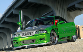 Green car bridge red door - maximalism free wallpaper