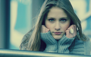 Woman longhair sweater leaning on - long hair and a sweater free wallpaper
