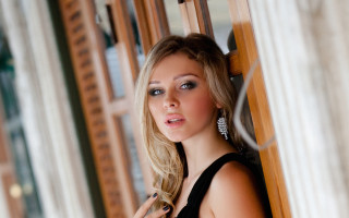 Woman black dress portrait elina - a black dress leaning against a wall free wallpaper