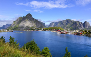 Lake mountains town boats sky - a small town free wallpaper
