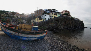 Rocky beach boat cityscape bridge - ultra wide angle free wallpaper