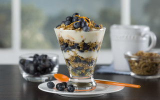 Blueberry granola dessert glass table - a dessert free wallpaper