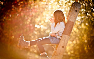 Girl woodland autumn bokeh portrait - a wooden post free wallpaper