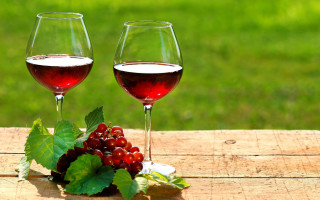 Wine glasses grapes outdoor sunny - a table outside free wallpaper