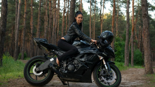 Woman motorcycle woods helmet black - chernik free wallpaper
