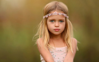 Little girl tiara dress portrait - a tiara free wallpaper