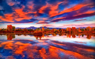 Sunset lake mountains clouds reflection - free autumn wallpaper