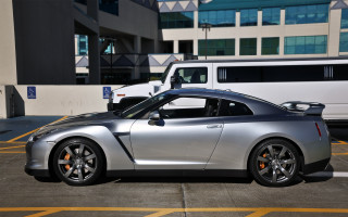 Silver sports car parking lot 3 - free technology wallpaper