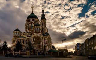 Church cross gothic urban skyline - under a cloudy sky free wallpaper