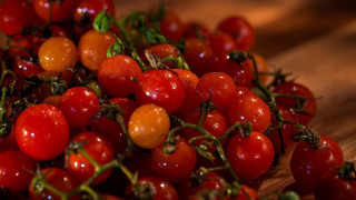 Tomatoes water drops wooden table - carpoforo tencalla free wallpaper