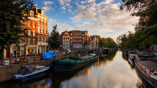 River boats buildings cloudy sky - parked free wallpaper