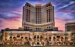 Large building windows fountain renaissance - renaissance free wallpaper