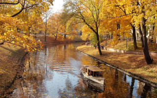 River fall boat leaves park - the bank free wallpaper