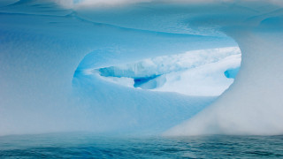 Large iceberg openings ecological matte - a large iceberg free wallpaper