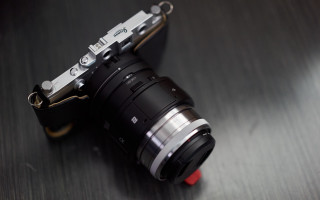 Camera lens tabletop red handle - free technology wallpaper for desktop