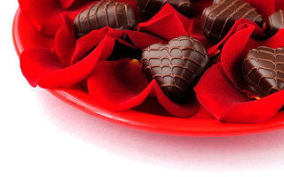 Plate chocolates red petals red - the plate free wallpaper