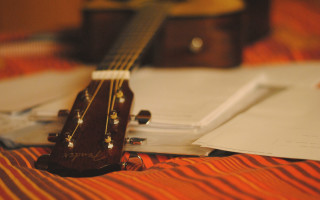 Guitar bed notepad pen background - a notepad free wallpaper
