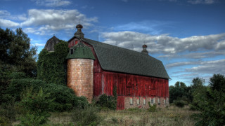 Red barn green roof cloudy - a red barn free wallpaper