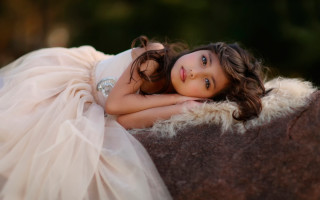 Young girl white dress lying - dreamlike free wallpaper