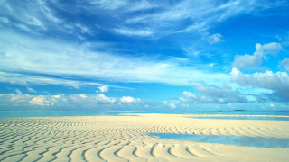 Sandy beach blue sky clouds 4 - a sandy beach free wallpaper