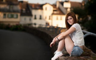 Woman sitting ledge street buildings - a ledge in front free wallpaper
