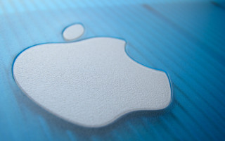 Apple logo blue surface white - a white apple logo free wallpaper