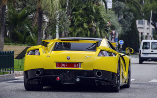 Yellow sports car street palm - sharp line free wallpaper for desktop