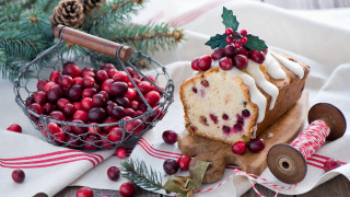 Christmas cake cranberries icing holly - a wooden board free wallpaper