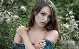 Woman dress flowers outdoors blurry - leesha hannigan free wallpaper