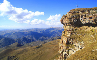 Cliff overlook valley mountains blue - a cliff free wallpaper for desktop