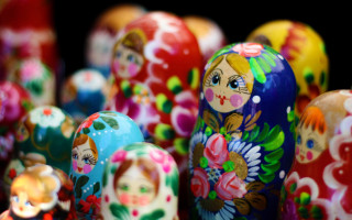 Colorful nesting dolls store window - naive free wallpaper for desktop