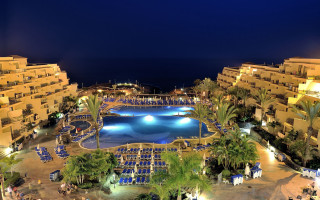 Pool palm trees night hotel - a large pool free wallpaper for desktop