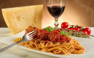 Spaghetti meat sauce cheese wine - a glass of wine and a bottle of wine free wallpaper