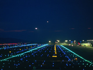 Runway lights night plane aurora - a plane in the distance free wallpaper