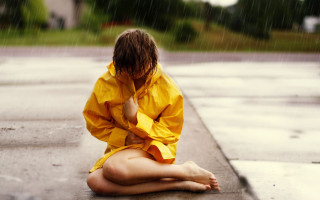 Woman sitting raincoat beach rain - anne geddes free wallpaper