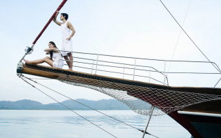 Man woman boat sailboat mountains - a sailboat in the background free wallpaper