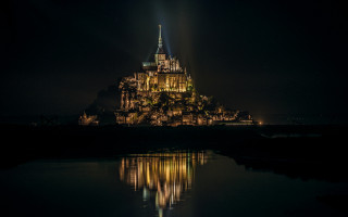 Castle reflection night cityscape gothic - a reflection free wallpaper