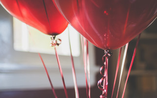 Red balloons floating ribbons roses - a bunch free wallpaper