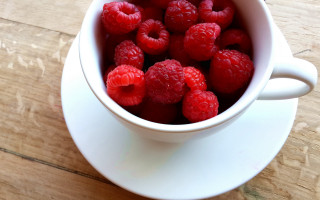 White bowl raspberries wooden table - a white bowl free wallpaper