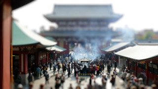 Blurry crowd building pagoda clock - eishōsai chōki free wallpaper
