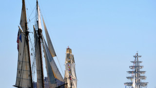 Tall boat flag sailing building - a tall building free wallpaper